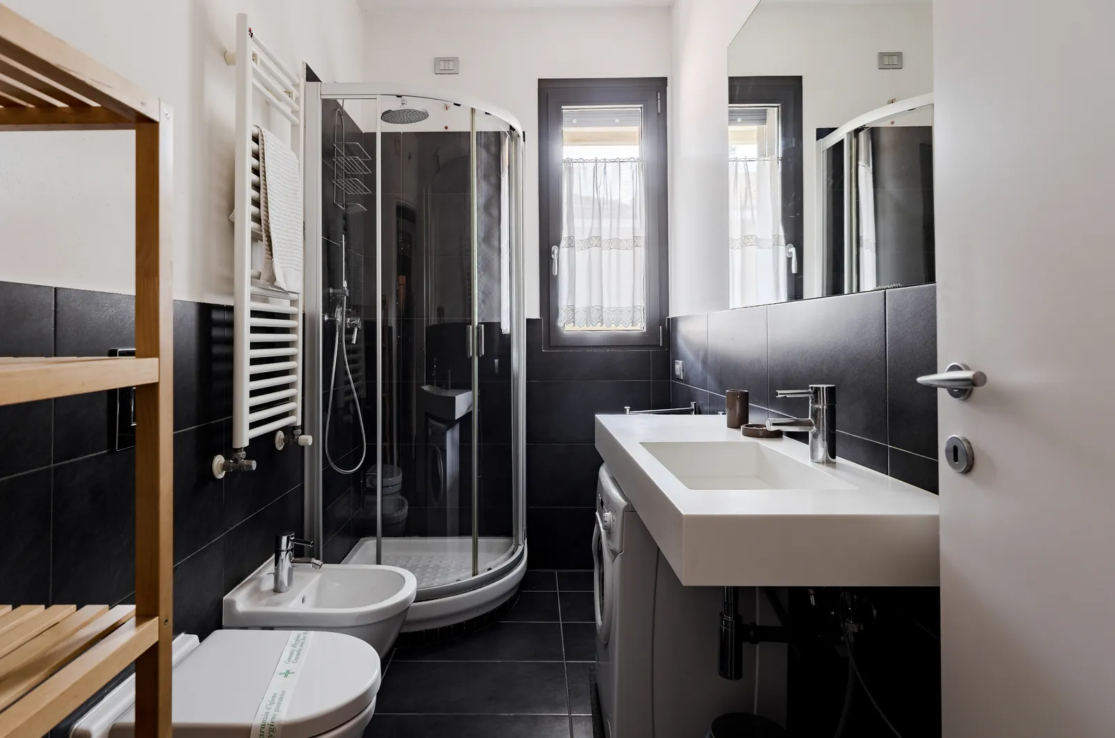 Bagno con doccia e finestra dell'appartamento Deluxe