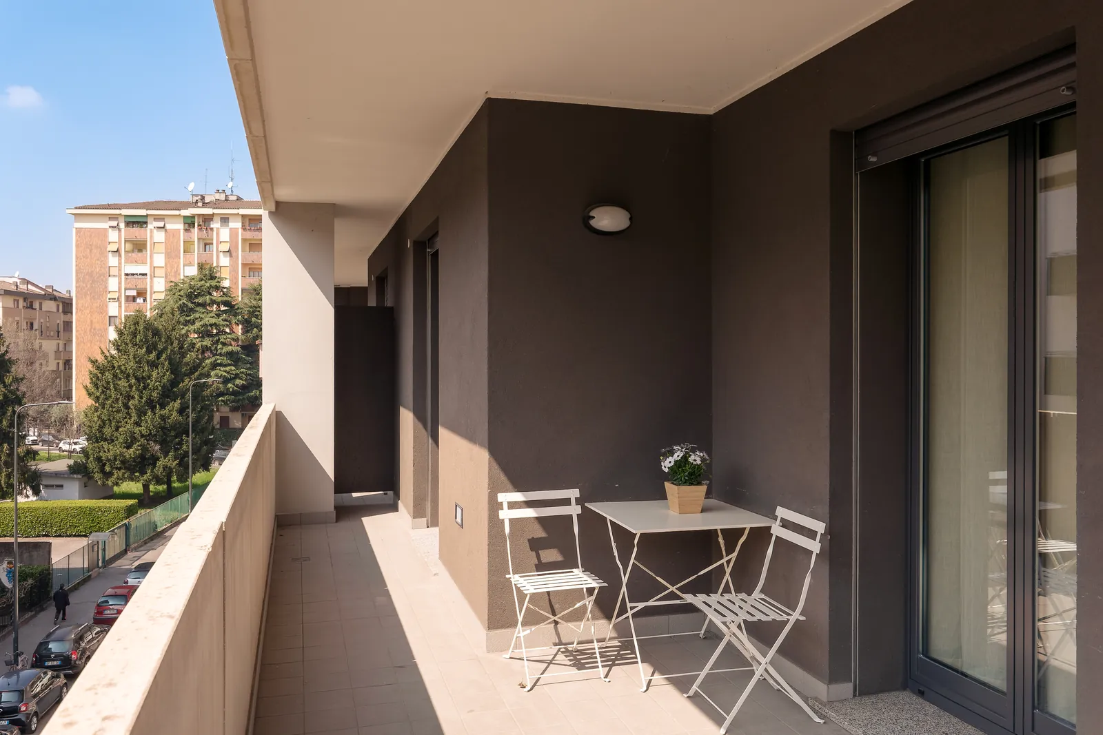 Ampio terrazzo dell'appartamento Deluxe con vista su Milano Nord