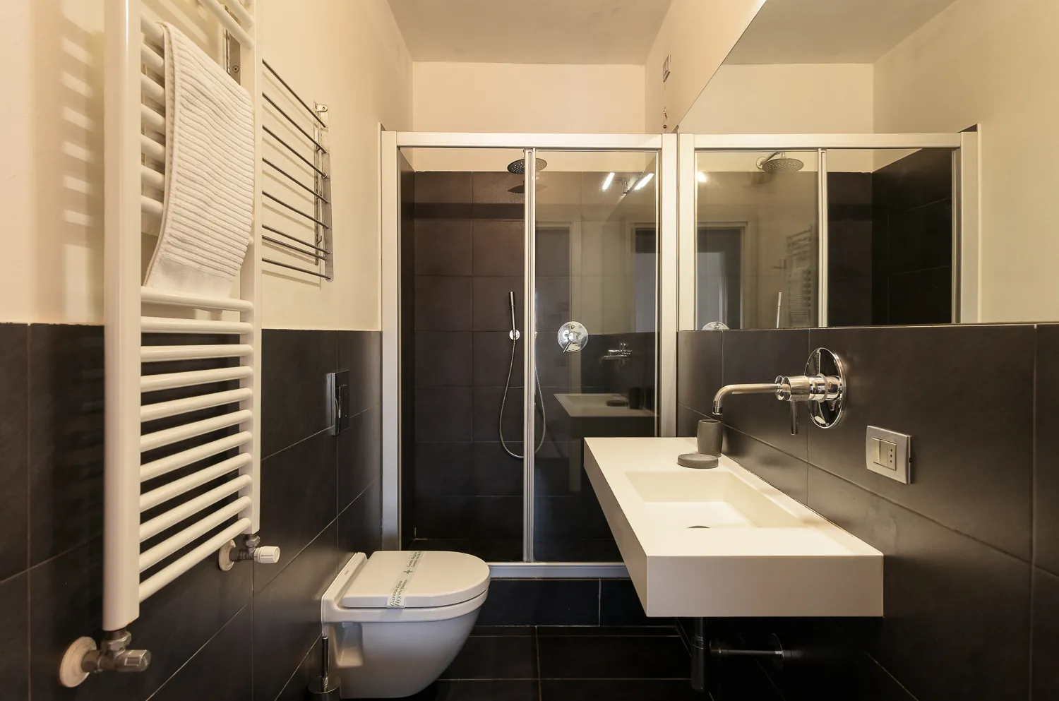 Bagno con doccia dell'appartamento Standard