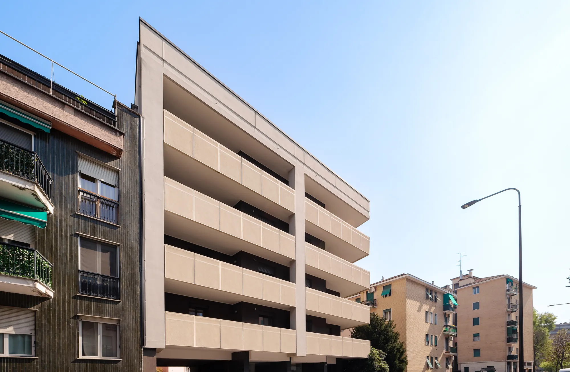 Facciata del residence CHS Milano con i balconi degli appartamenti