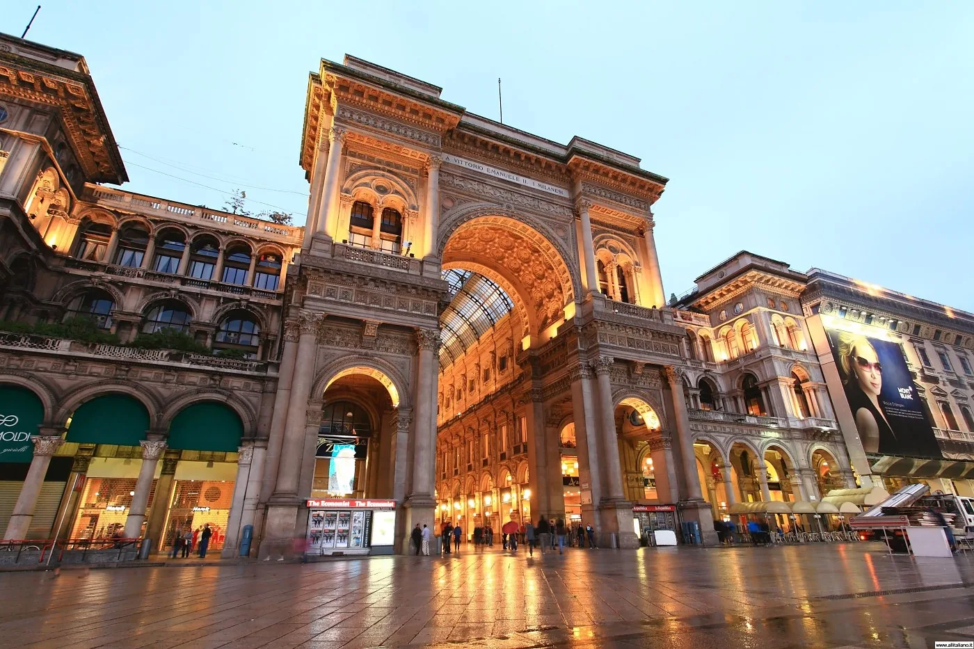 Galleria Vittorio Emanuele II a Milano illuminata la sera