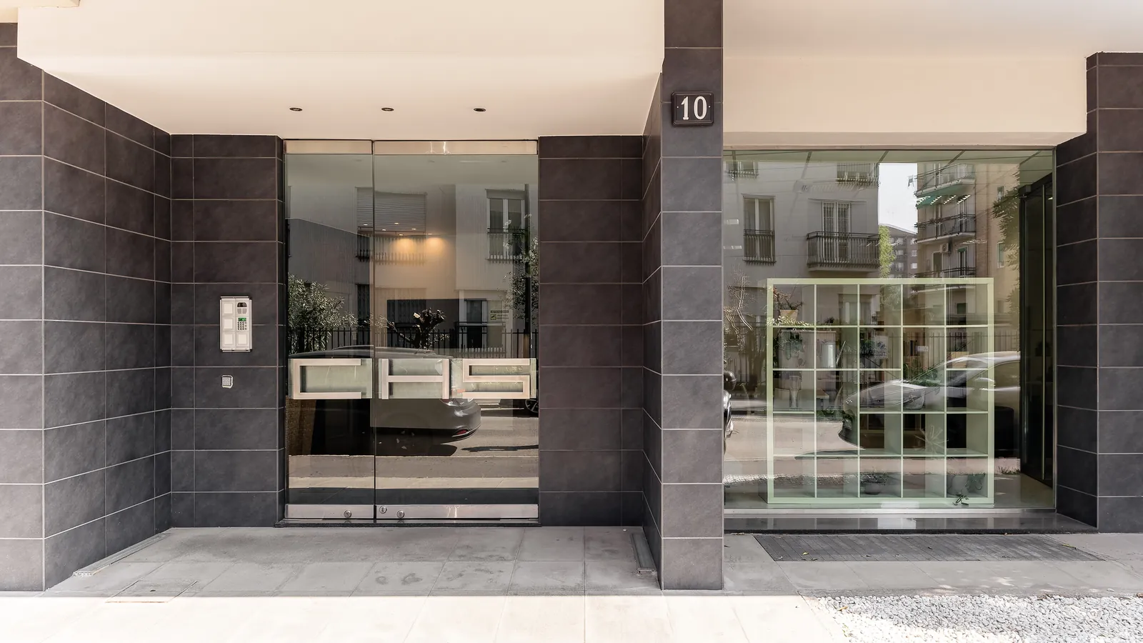 Ingresso del residence CHS al civico 10 di via Caltagirone