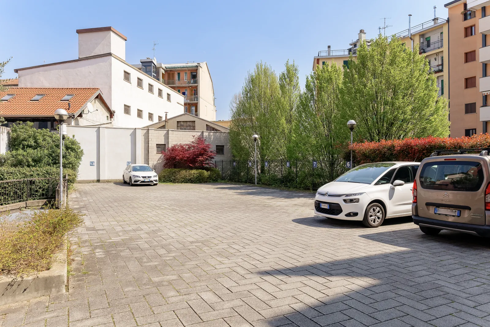 Posti auto nel piazzale interno cintato del residence